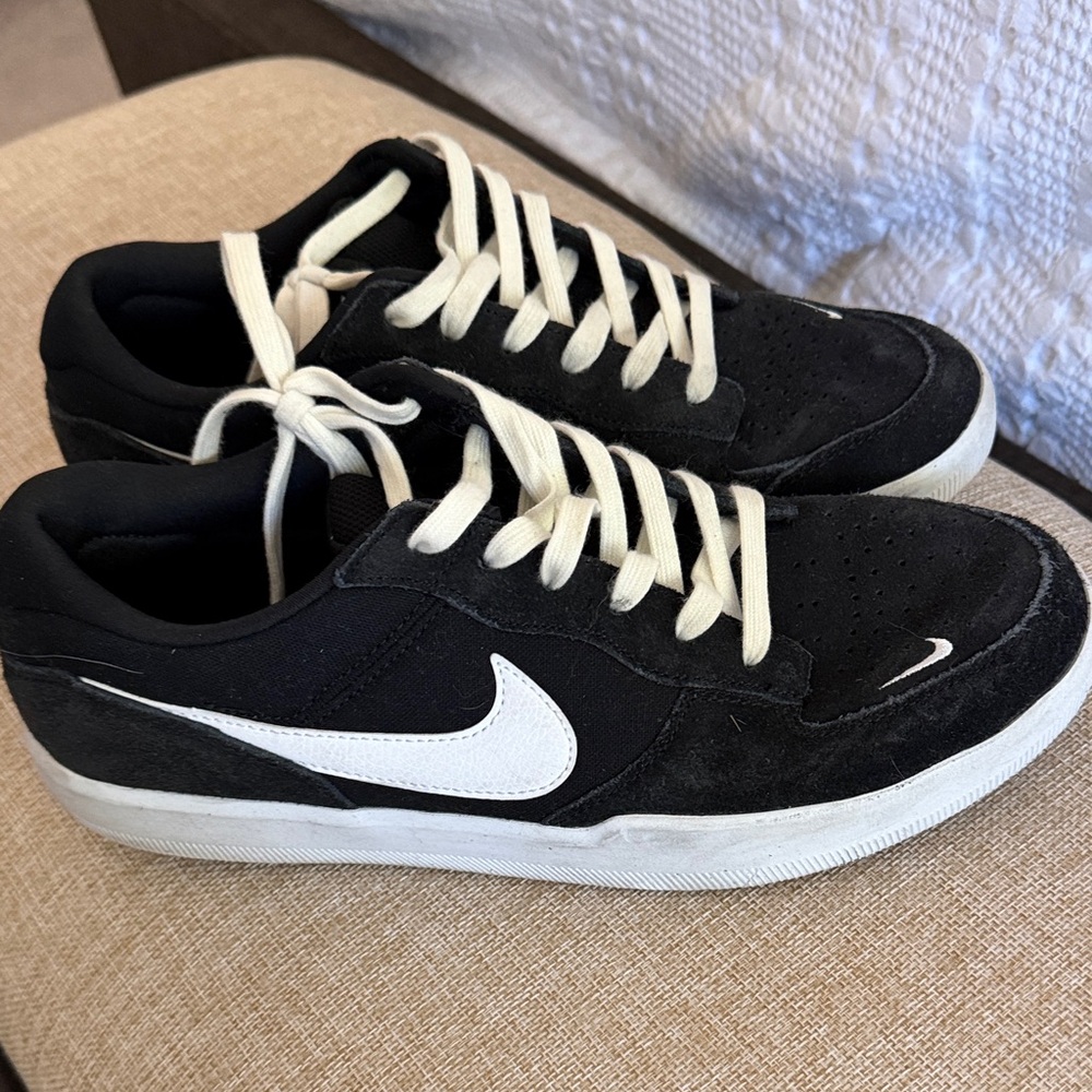 Nike Men's Black and White Low-Top Sneakers